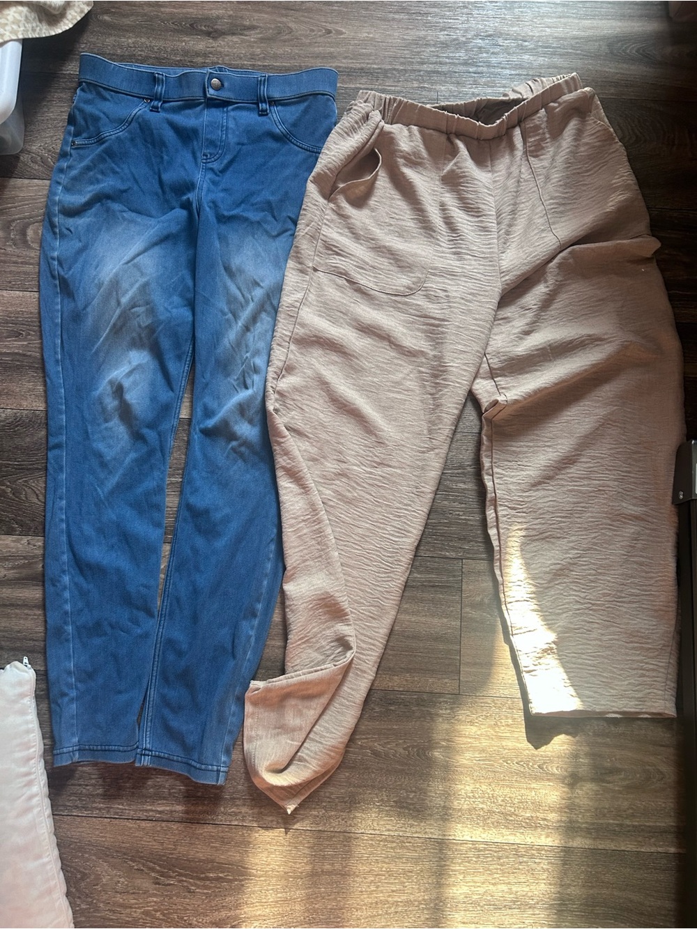 2 pair of pants size medium in women’s. One is hue brand. Not sure of other